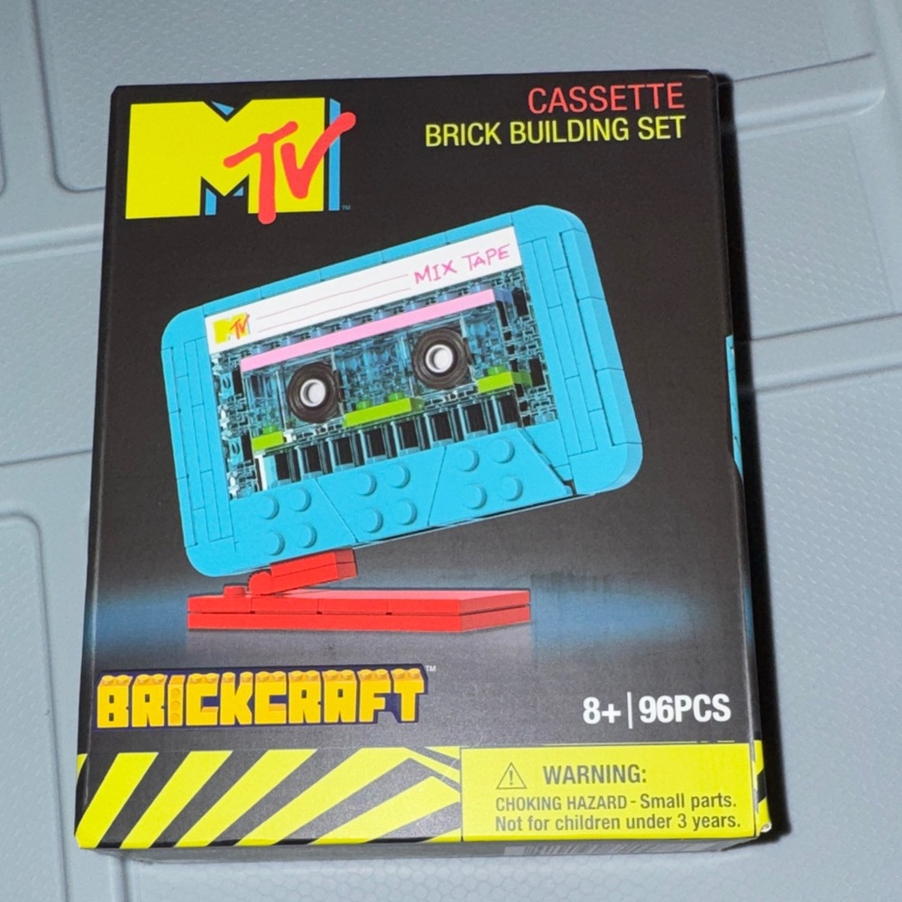 MTV Brickcraft Cassette Brick Set in Cyan with Red Stand
